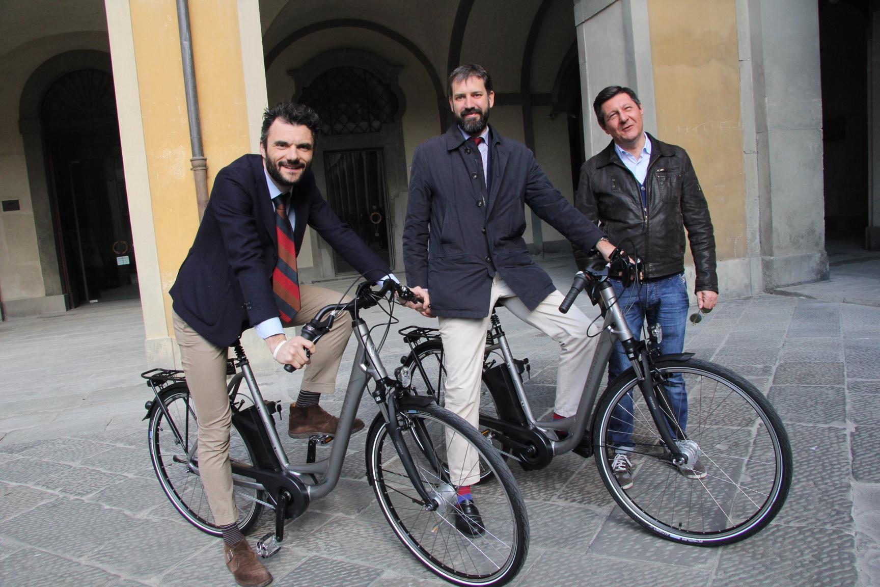 Il sindaco Matteo Biffoni con l'assessore Filippo Alessi e Paolo Abati, direttore generale di Estra