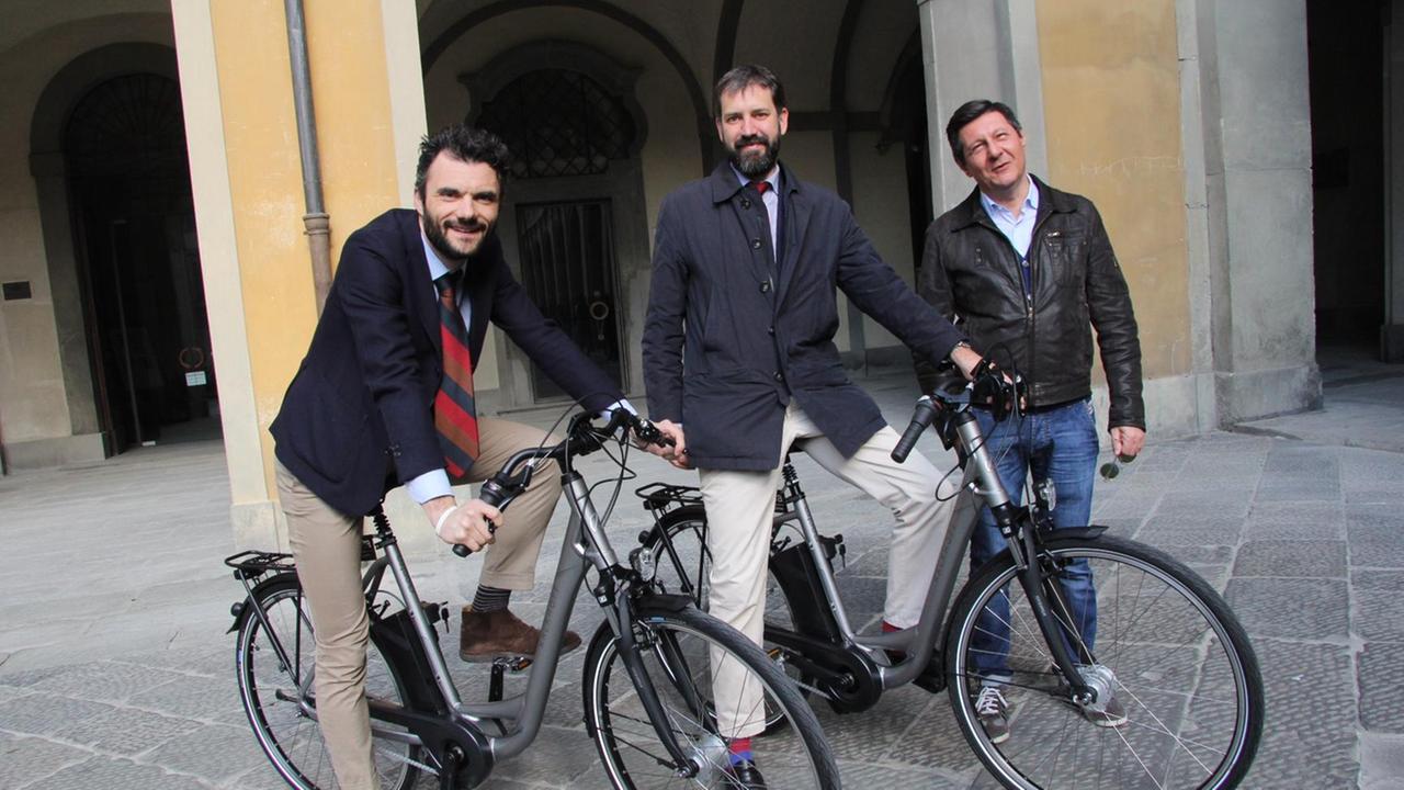 Il sindaco Matteo Biffoni con l'assessore Filippo Alessi e Paolo Abati, direttore generale di Estra