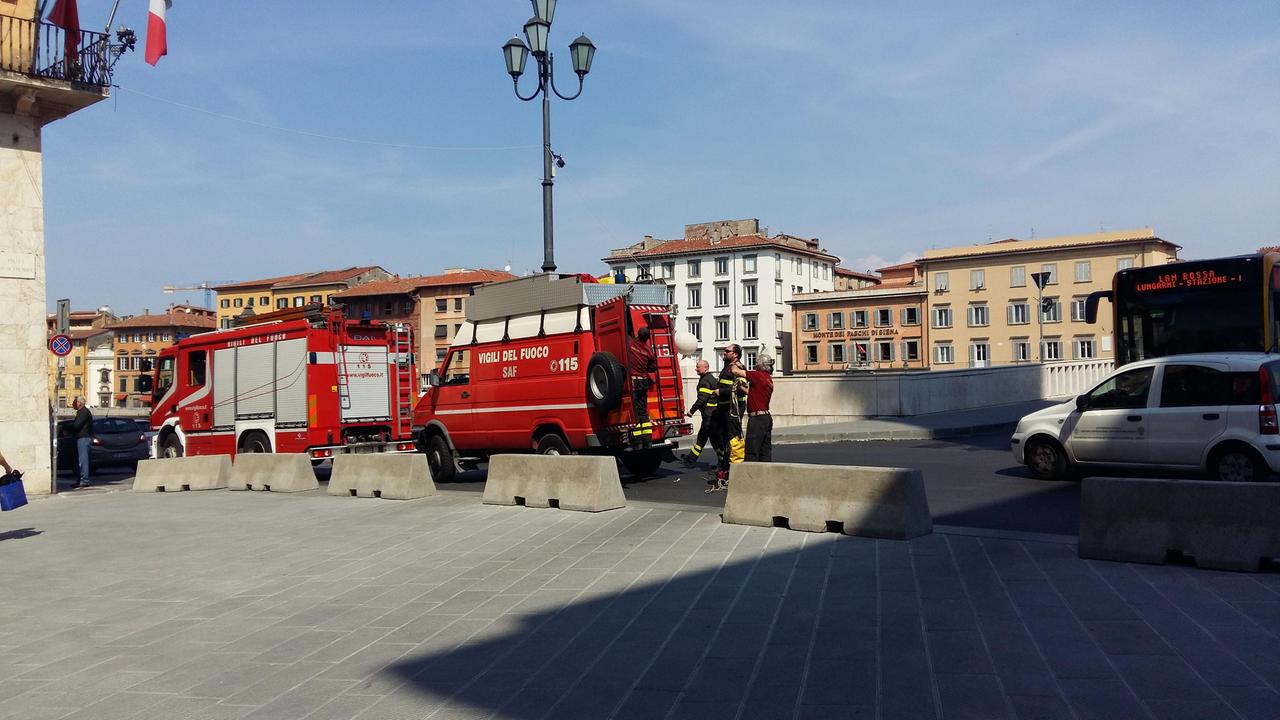 I vigili del fuoco intervenuti sul Ponte di Mezzo