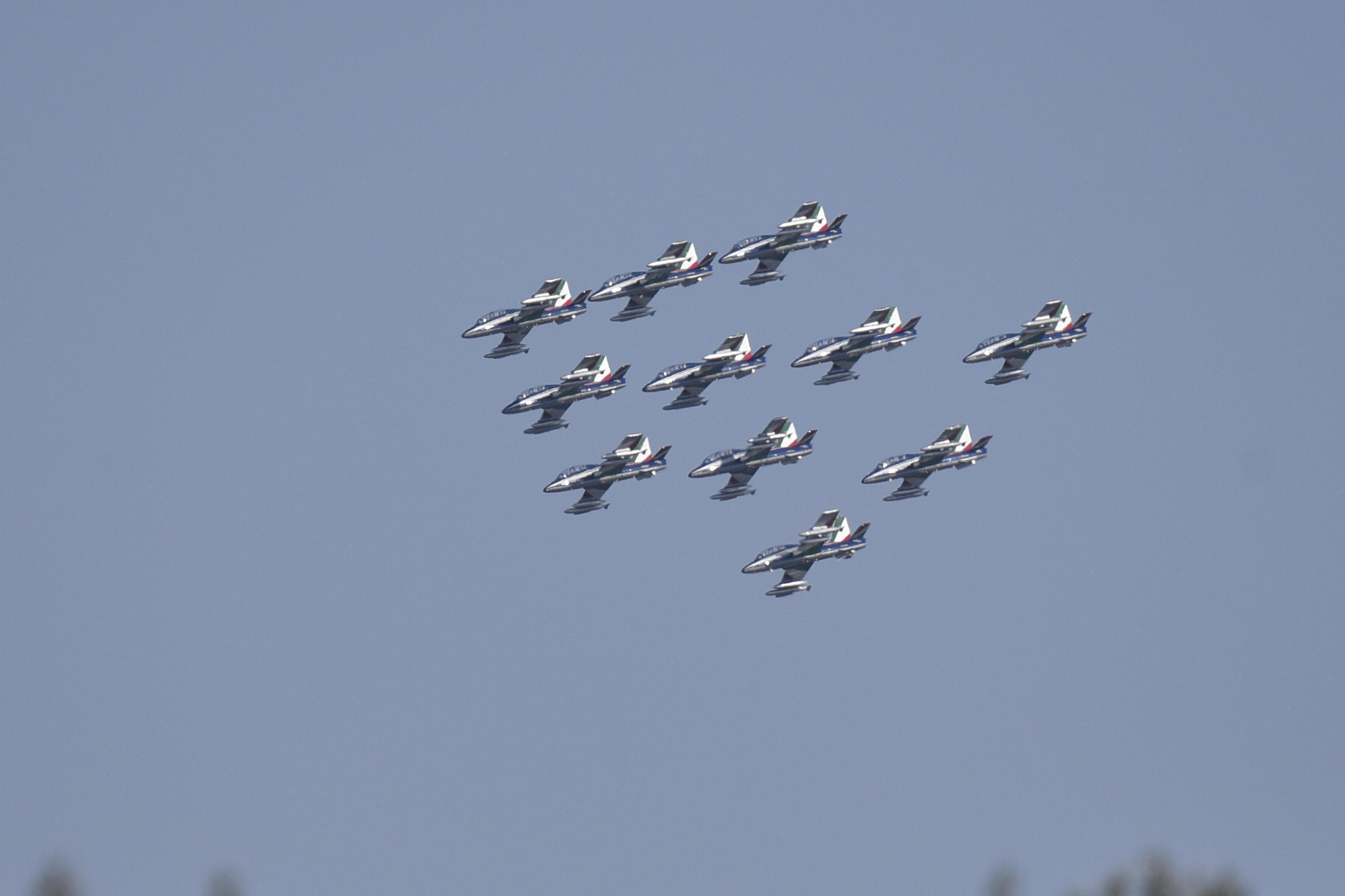 La pattuglia acrobatica dell'Aeronautica in allenamento sui cieli di Maremma, a fine marzo, in vista dell'esibizione (foto Enzo Russo)