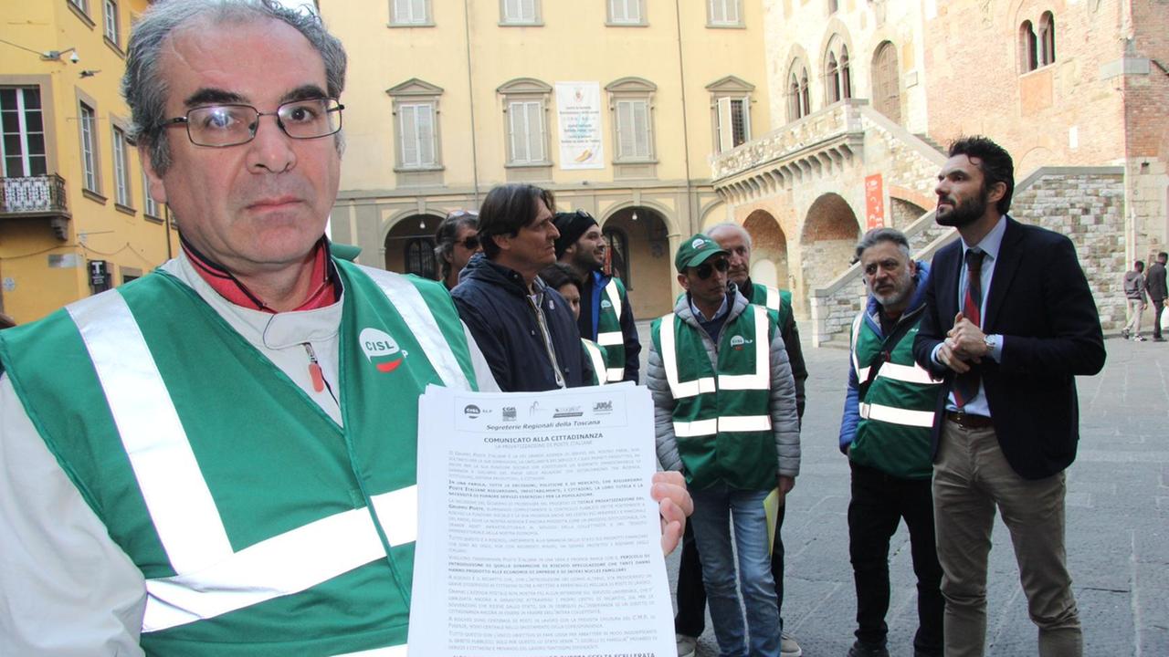 La protesta dei lavoratori delle Poste in piazza del Comune (foto Batavia)