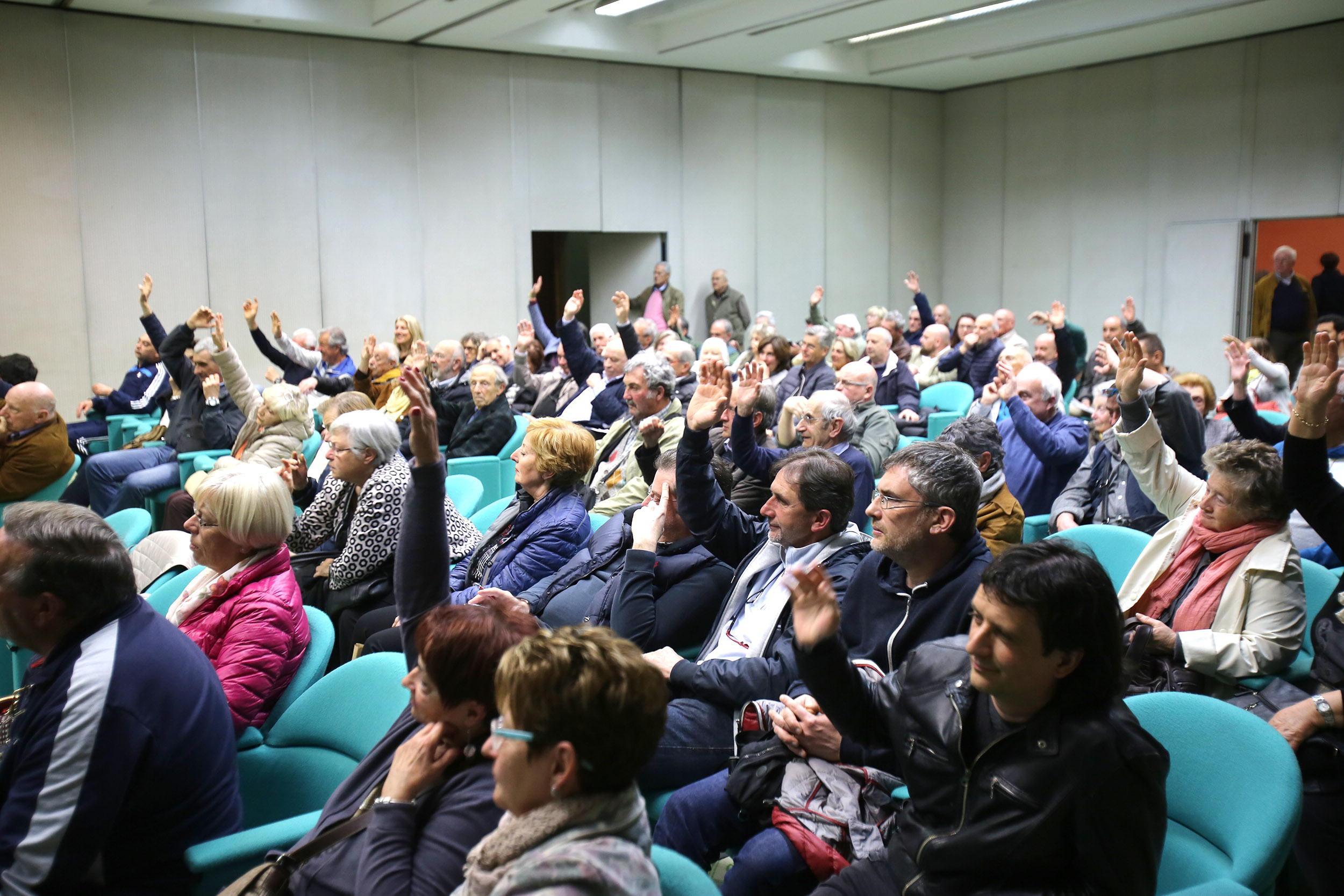La rivolta contro il Consorzio di bonifica riempie il Palacongressi