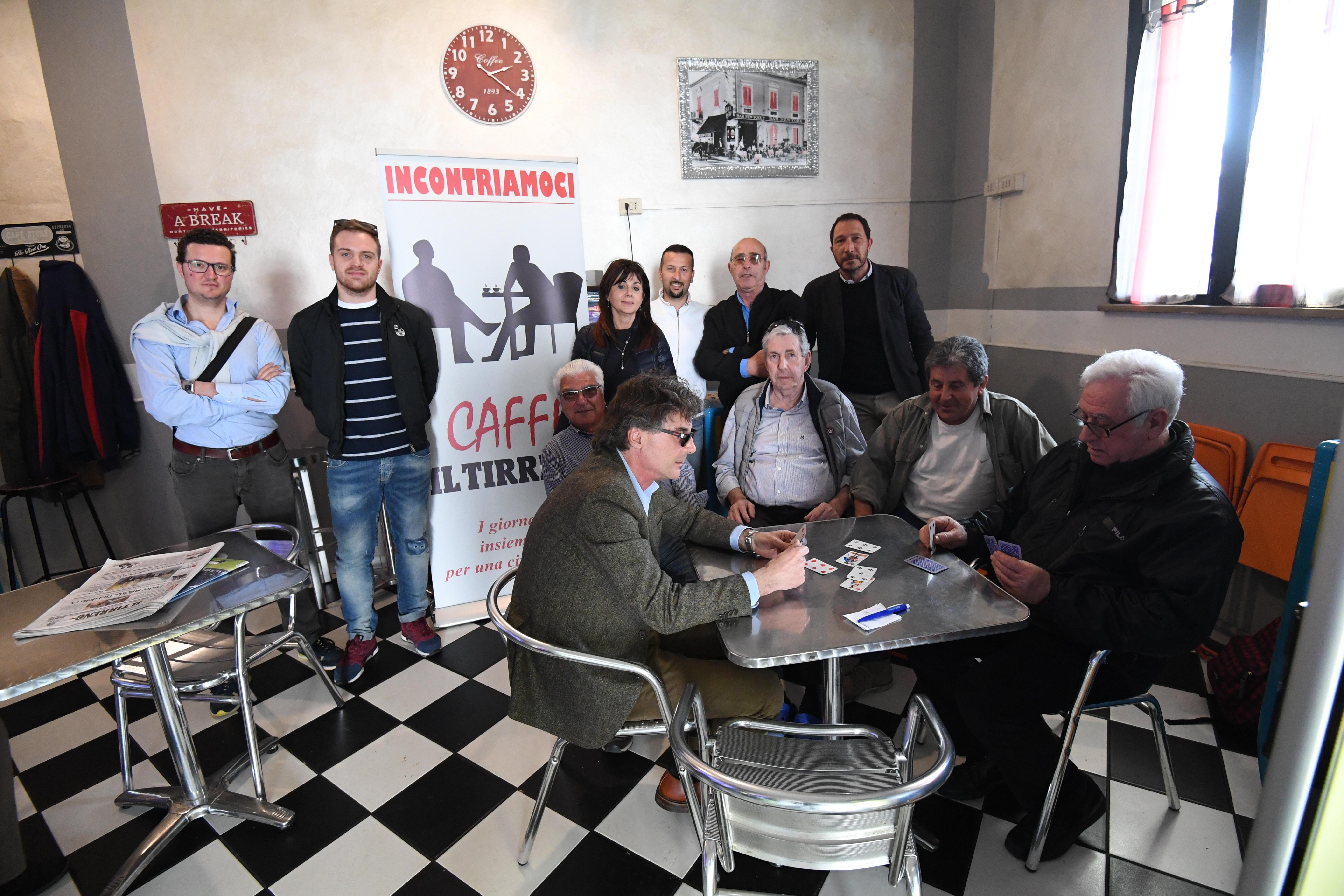 Foto di gruppo tra giornalisti e abitanti della Borra per il Caffè Tirreno (Foto Franco Silvi)