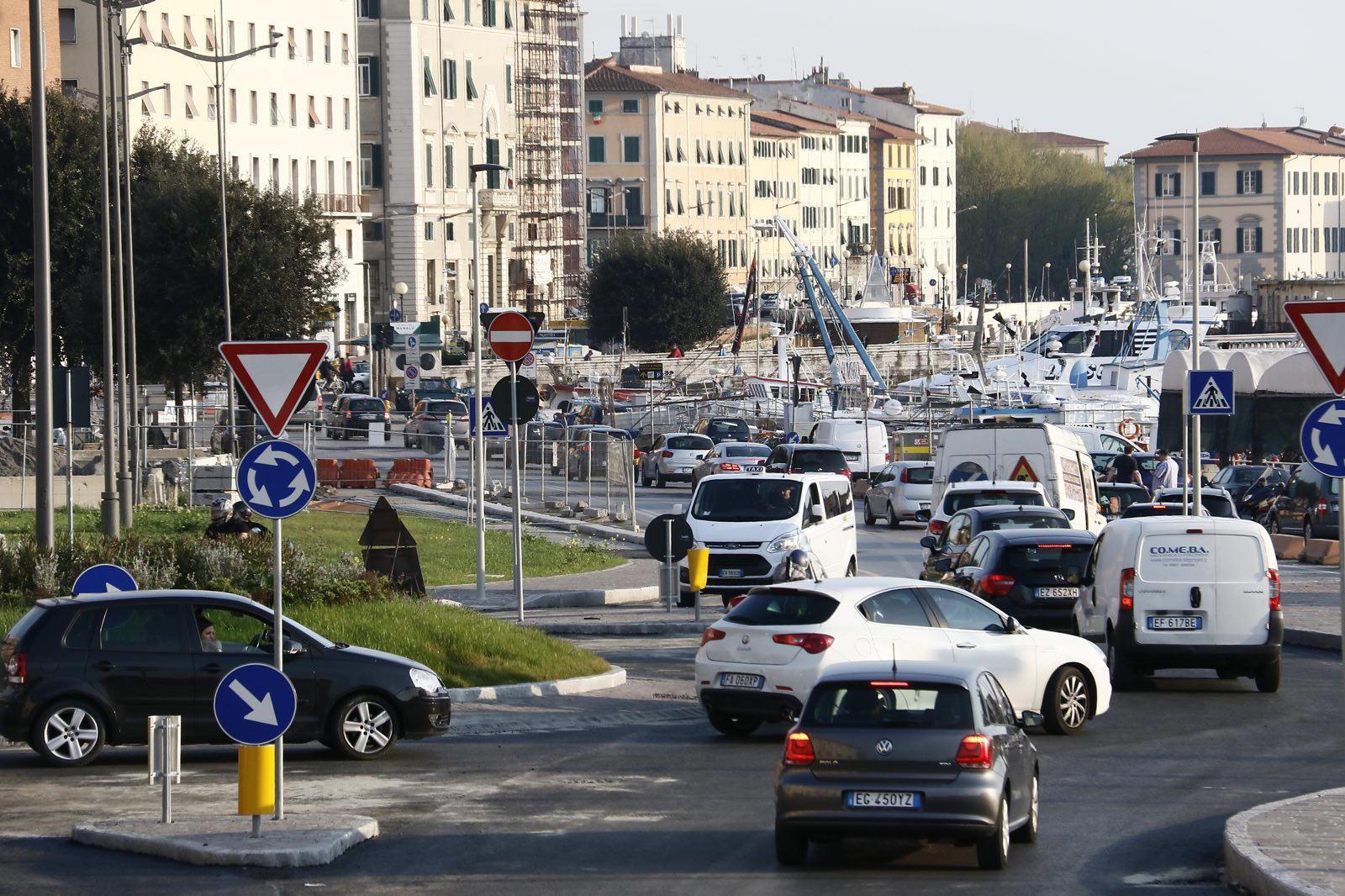 Via San Giovanni, un'altra mattina di traffico paralizzato per i lavori