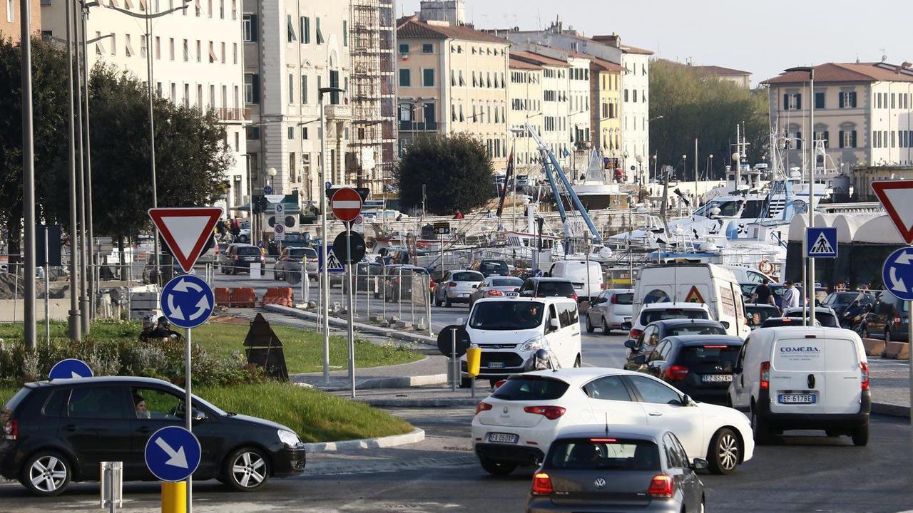 Via San Giovanni, un'altra mattina di traffico paralizzato per i lavori