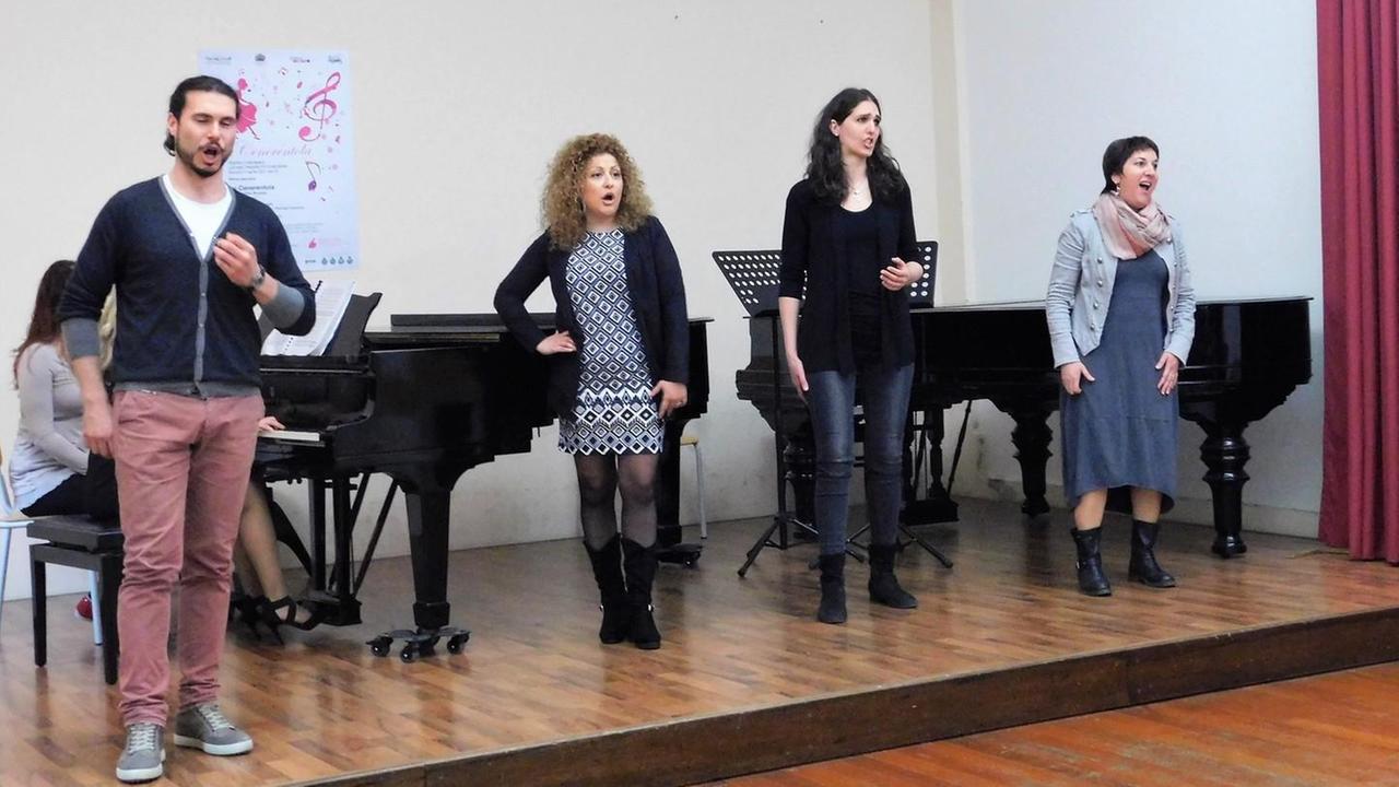 Modena, Raina ritira i suoi allievi dalla “Cenerentola”: «È più utile far lezione»