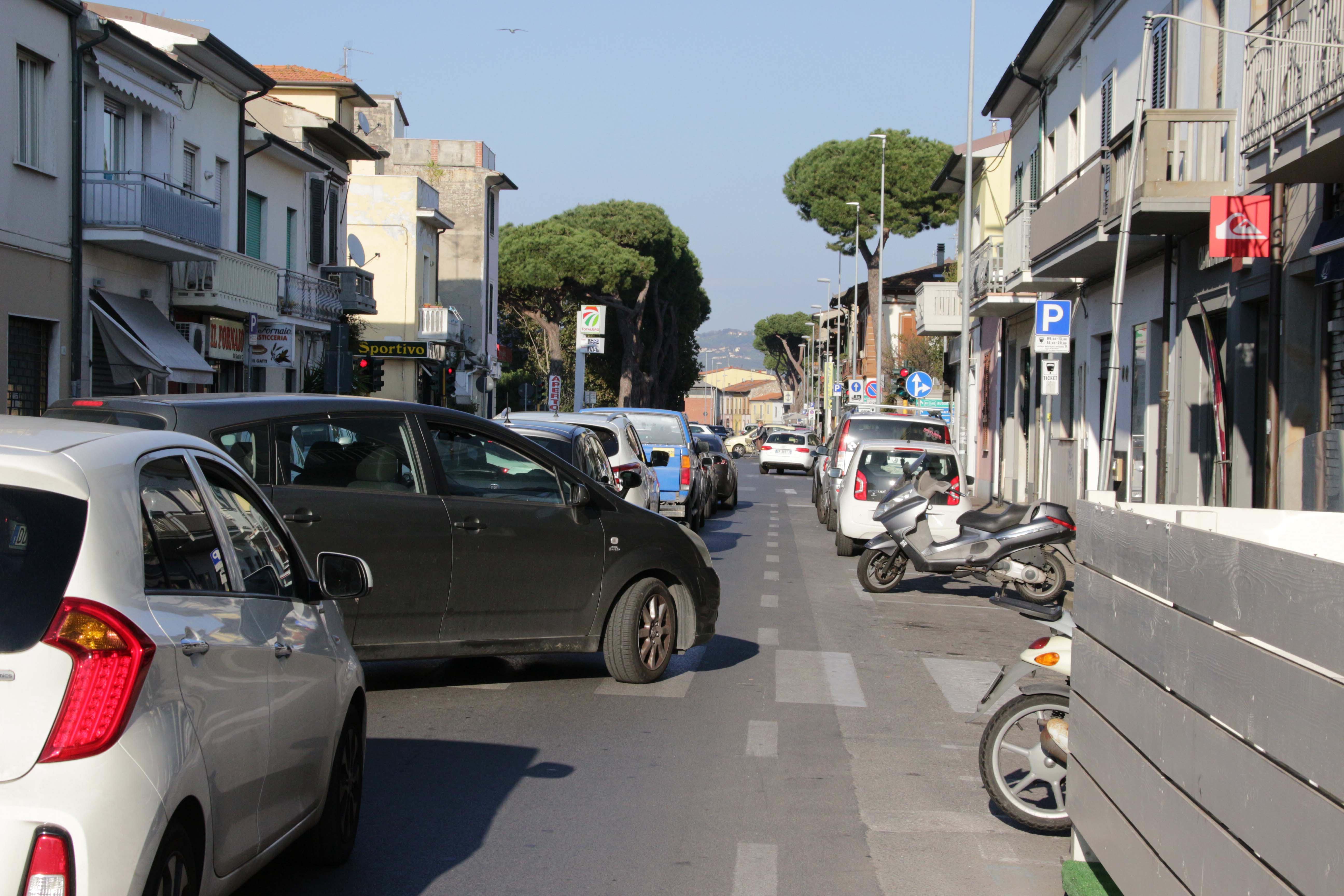 Il traffico caotico della Darsena (foto Ciurca/Paglianti)