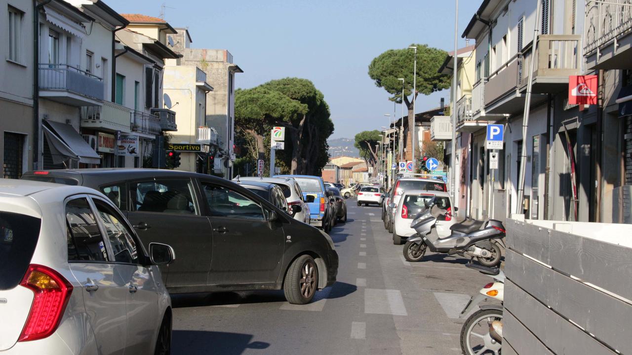 Il traffico caotico della Darsena (foto Ciurca/Paglianti)