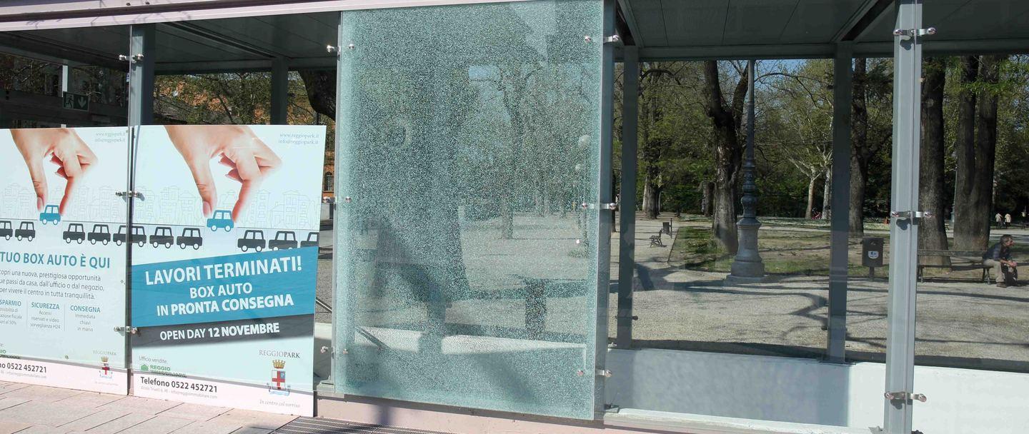 Vandali al Park Vittoria, distrutti i vetri dell’ingresso