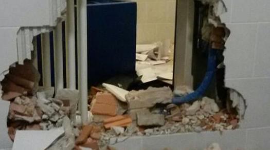 E a Camposanto sventrano un muro per razziare il Sigma