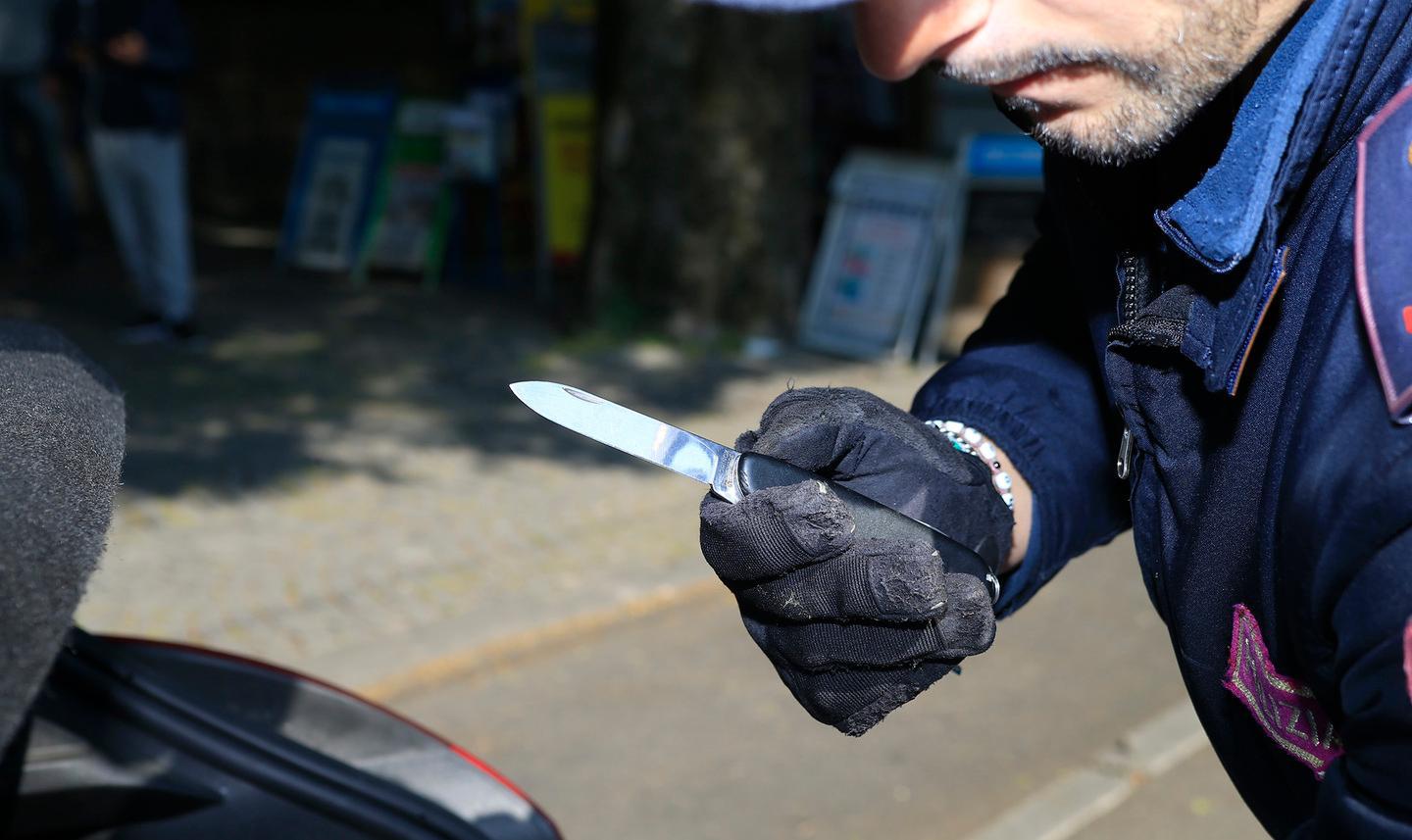 Modena, ruba su un’auto e poi punta il coltello contro il testimone