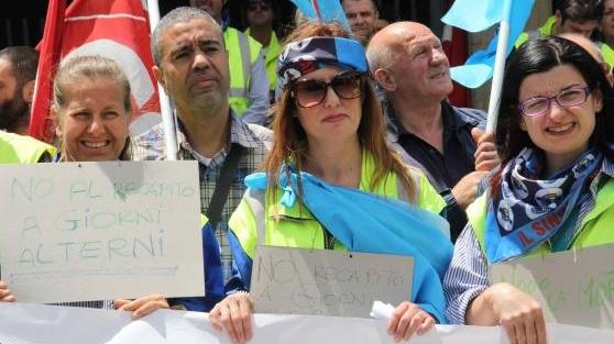 Presidio in piazza del Comune: «Siamo pochi, servizi a rischio»
