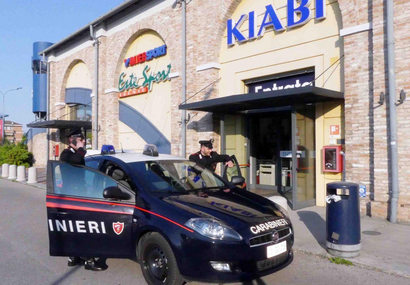 Le rubano la borsetta in un negozio