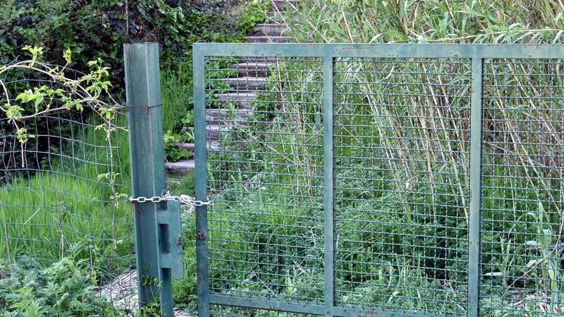 Chiuso il cancello che porta ai binari