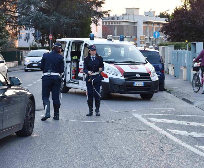 Pedone travolto da un’auto