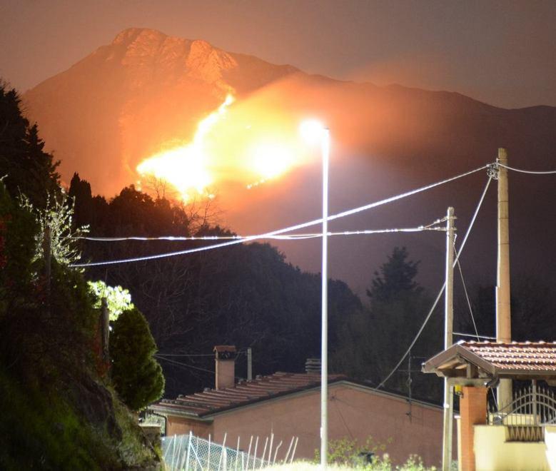 Incendio nella notte sul monte Prana