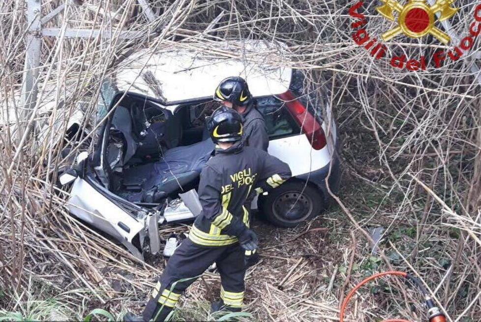 Con l’auto contro un palo della luce