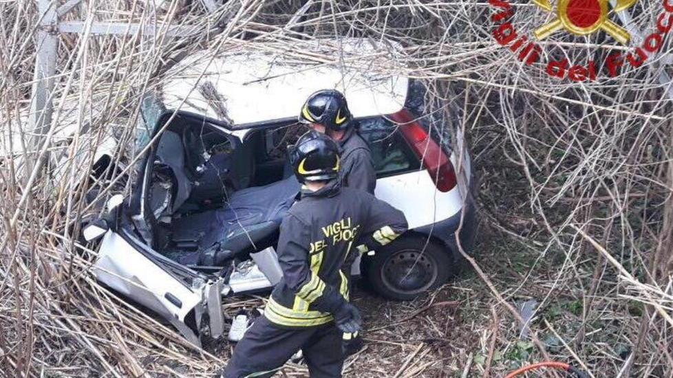 Con l’auto contro un palo della luce