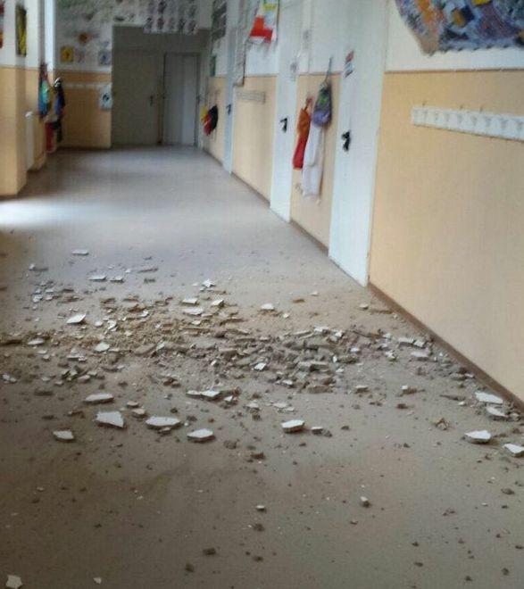 Crolla un pezzo d’intonaco dal soffitto 
