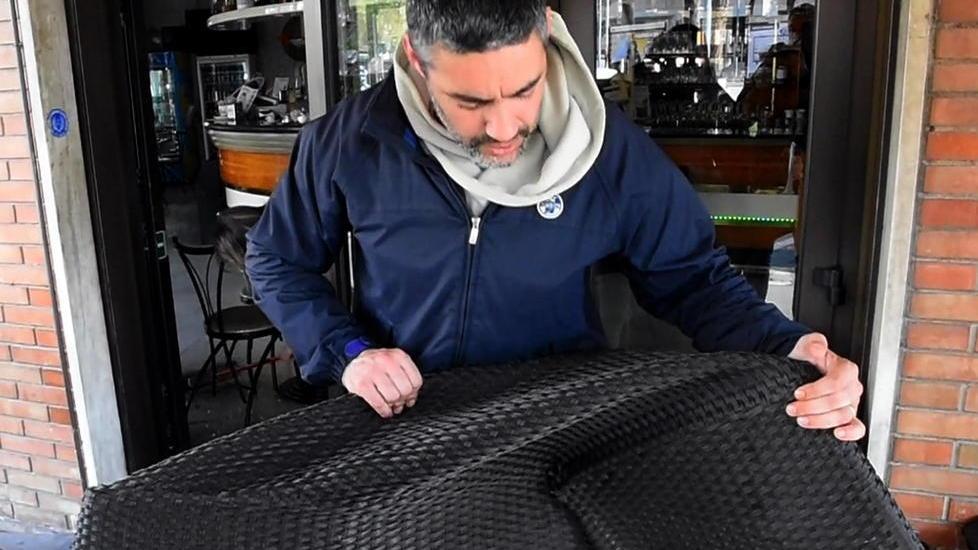 Sbaglia manovra, piomba sui tavoli del bar