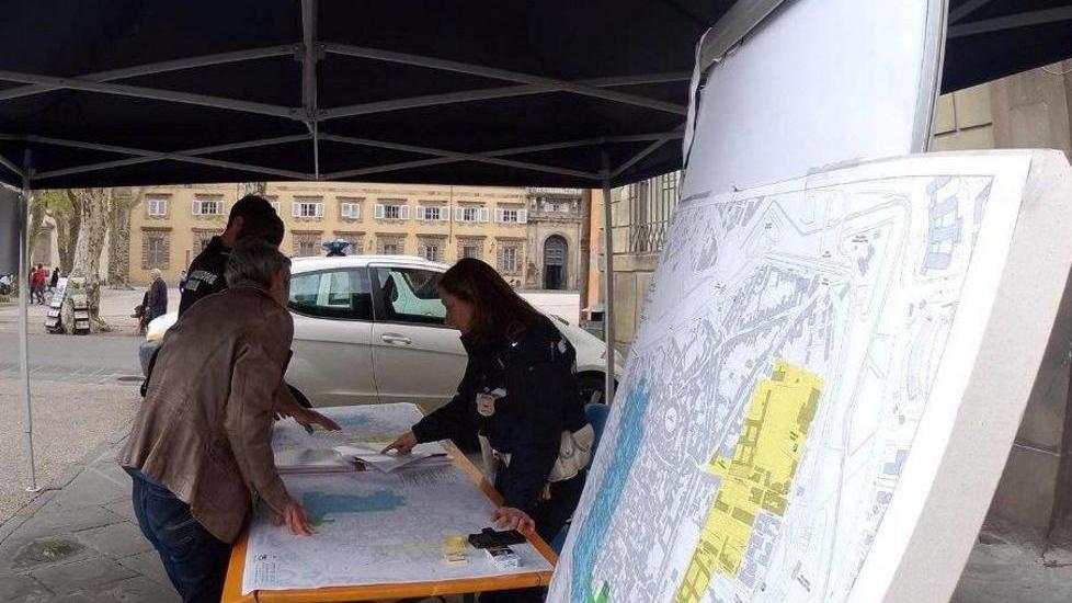 Il gazebo preso d’assalto