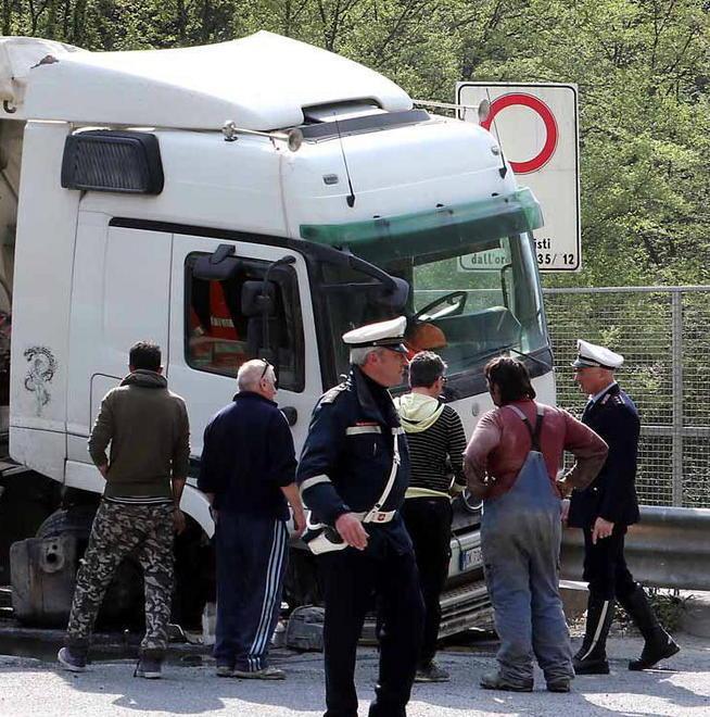 Via dei marmi tir travolge lo spartitraffico