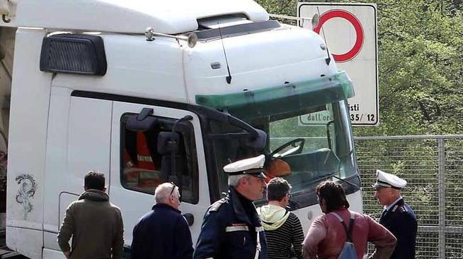 Via dei marmi tir travolge lo spartitraffico