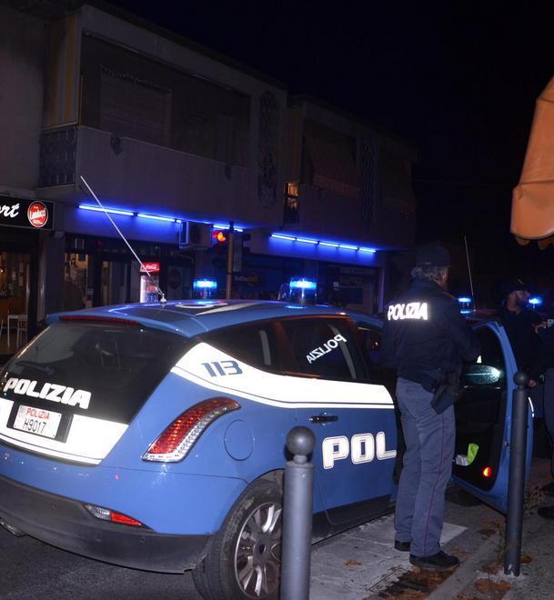 Spacca le auto, poi scoperto minaccia un vigilante: preso