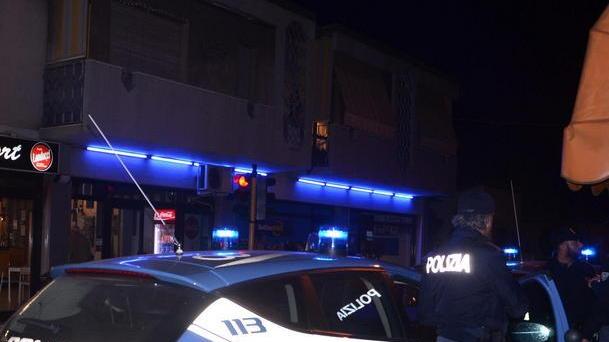 Spacca le auto, poi scoperto minaccia un vigilante: preso