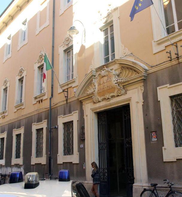 Danneggia cinque auto agli ex colleghi: a processo 