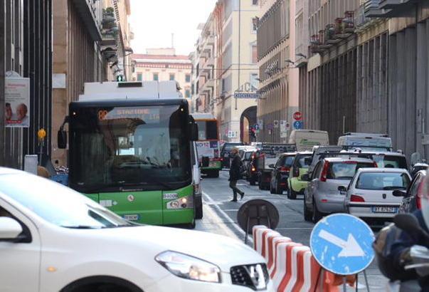 Lavori di asfaltatura e il traffico va in tilt 