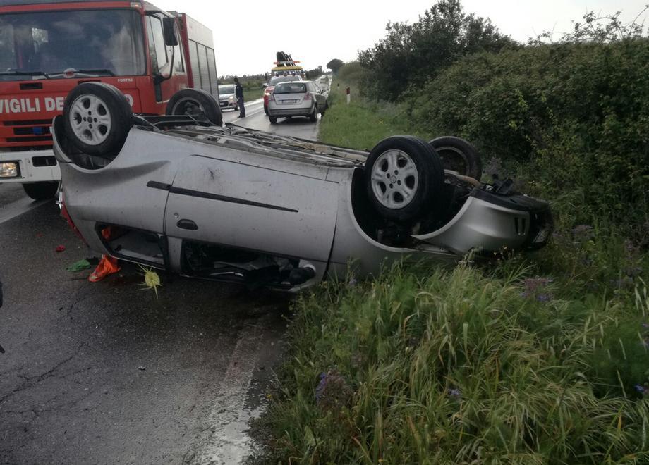L’auto si ribalta, un ferito in ospedale