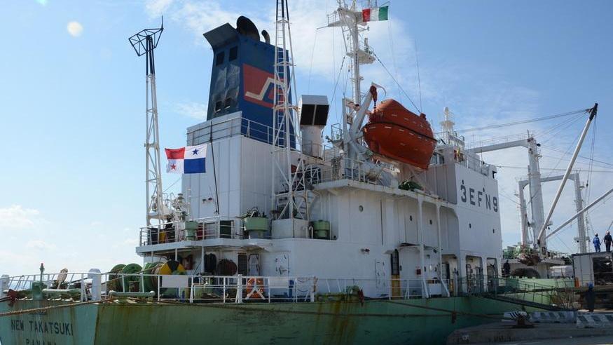 Arriva la nave dei tonni, ma è un’odissea