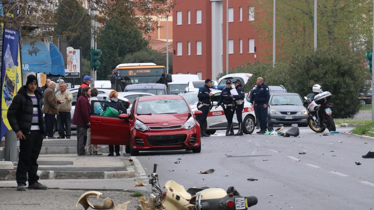 Auto contro scooter: muore un uomo di 78 anni