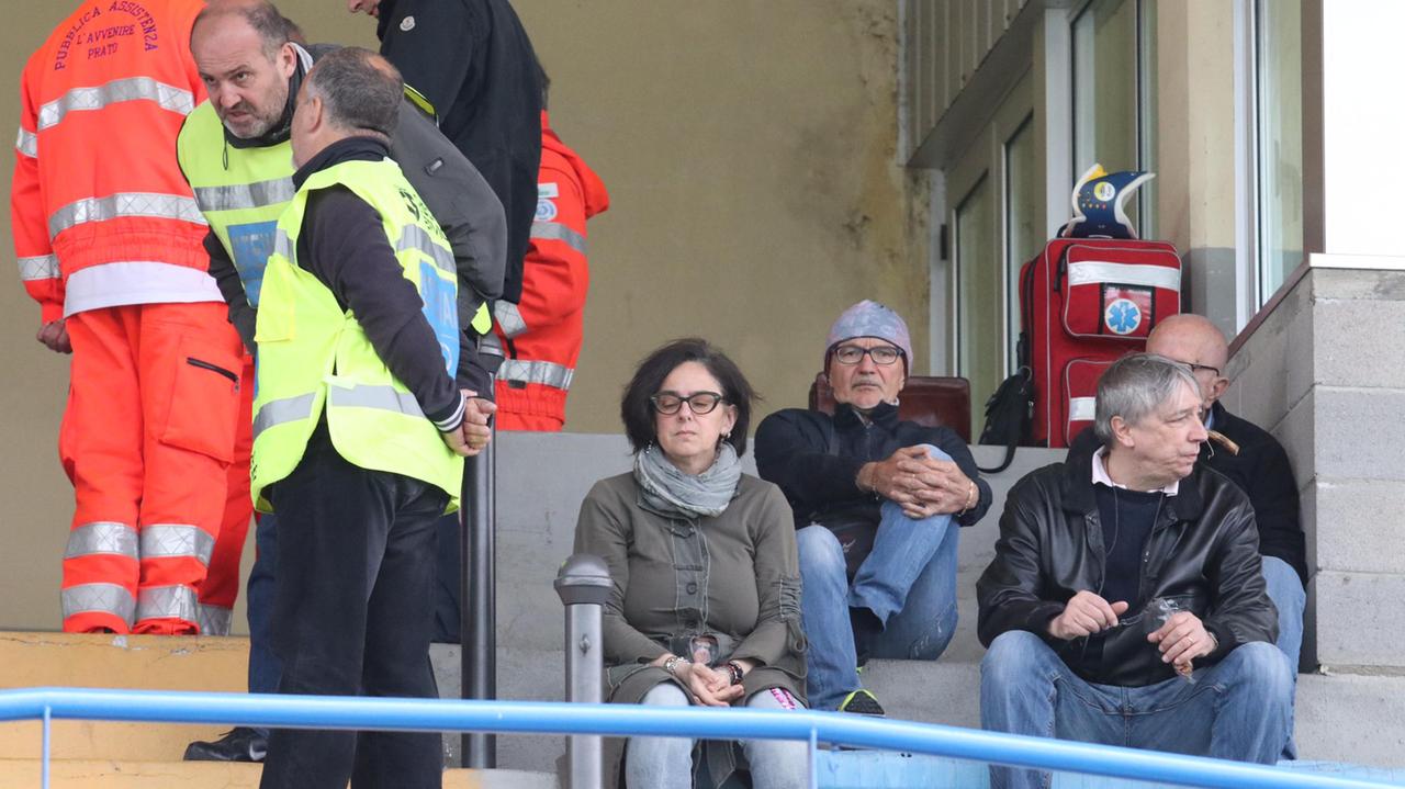 I quattro tifosi dell'Olbia in tribuna allo stadio Lungobisenzio