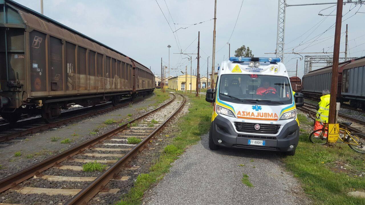 La Misericordia durante il soccorso lungo i binari