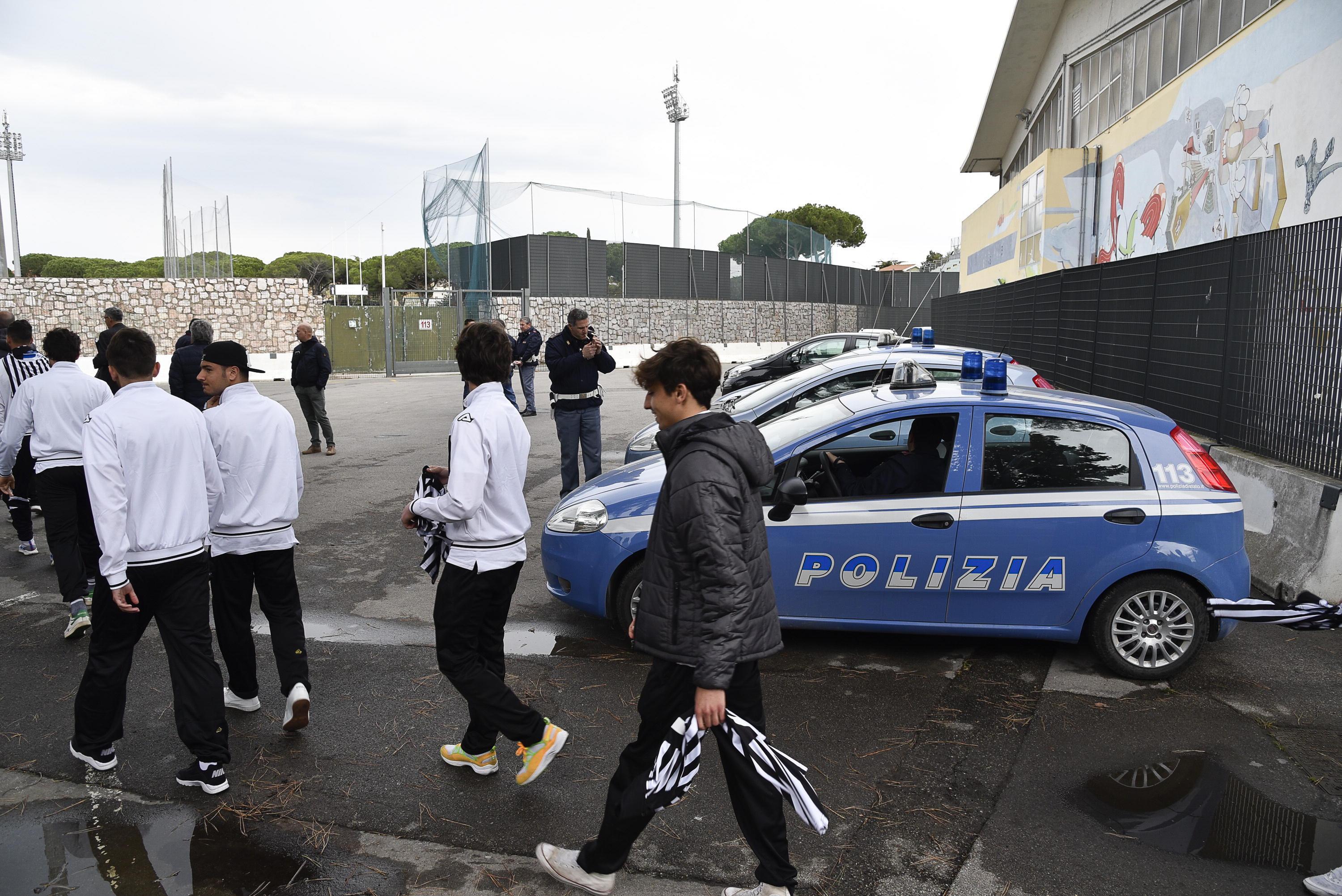 I giocatori del Viareggio davanti allo stadio Zecchini (foto Bf)
