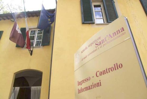 L'ingresso della Scuola Sant'Anna di Pisa