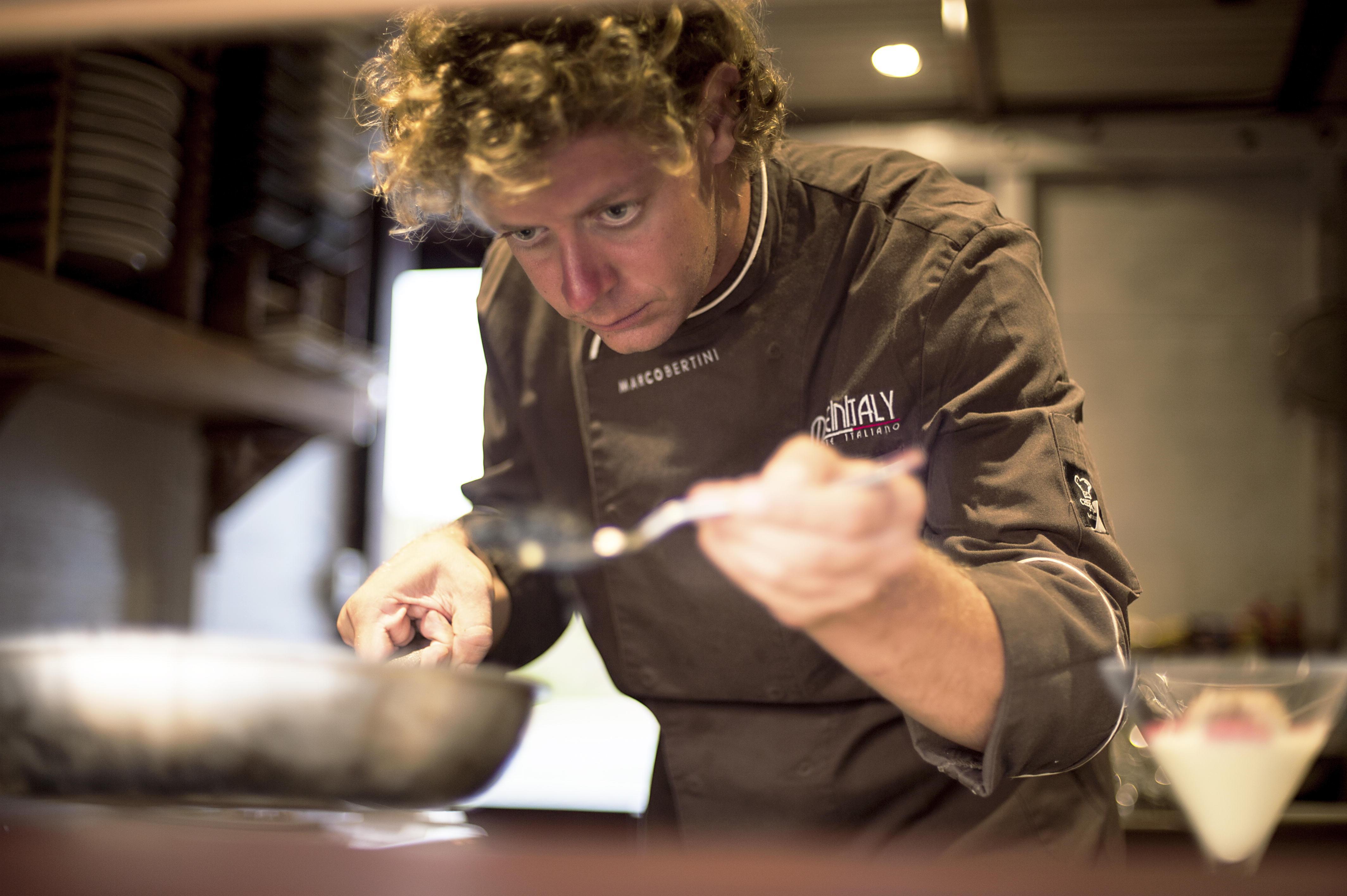 Marco Bertini al lavoro sulla barca ristorante