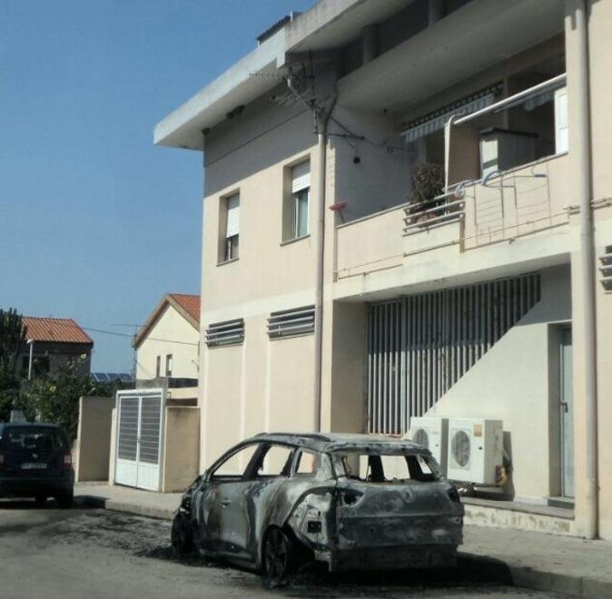 Notte di fuoco in via Manca: distrutta una nuova Clio 