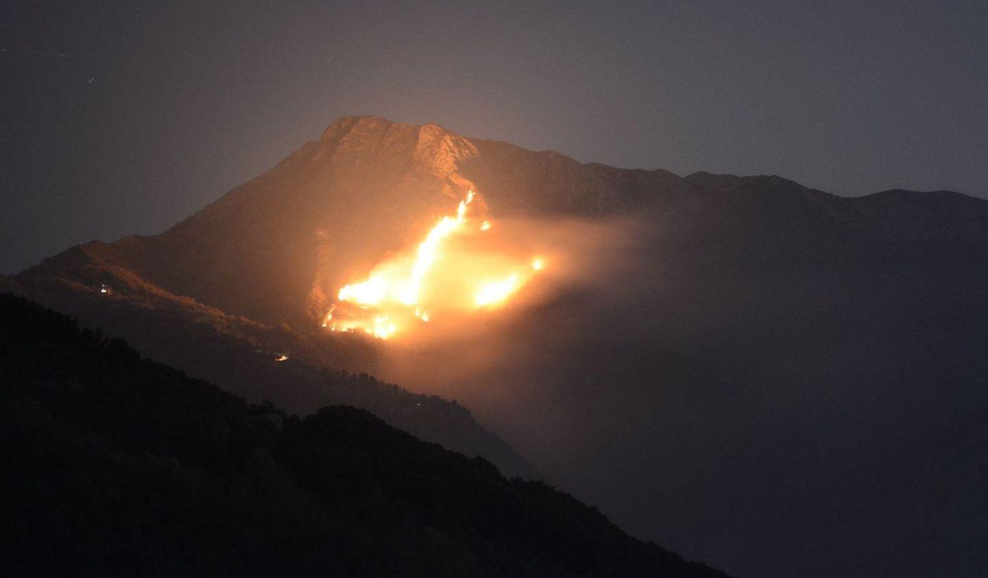 La mano di un piromane dietro il rogo sul Prana 