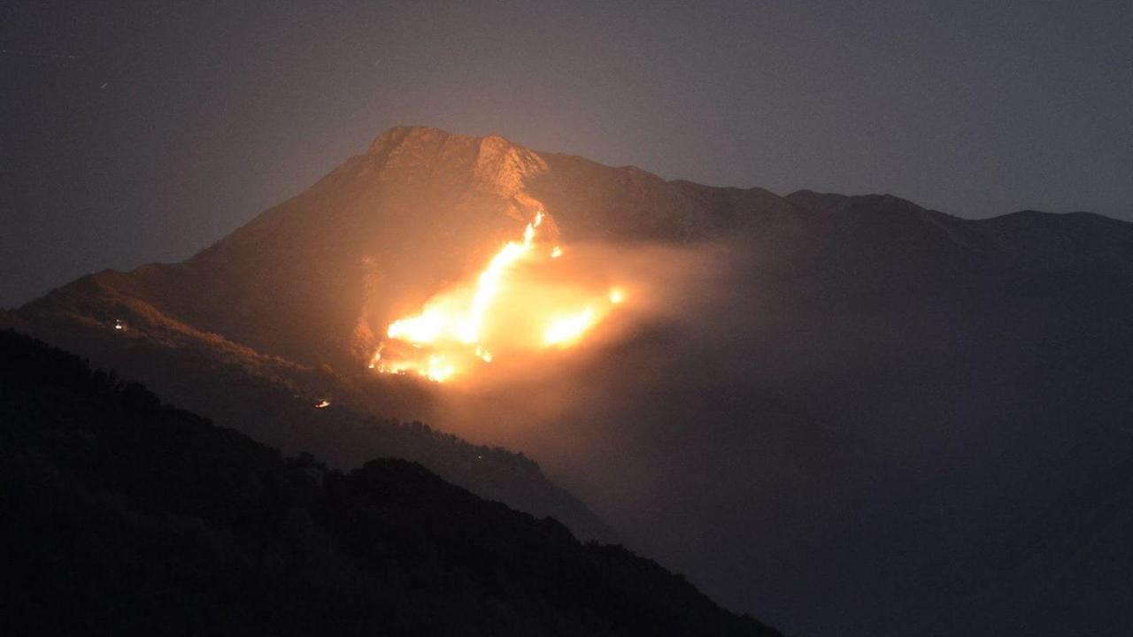 La mano di un piromane dietro il rogo sul Prana