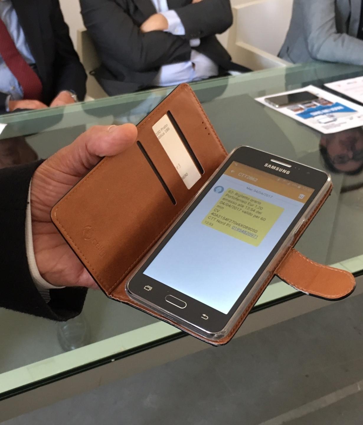 Autobus, ora il biglietto si compra con un sms 