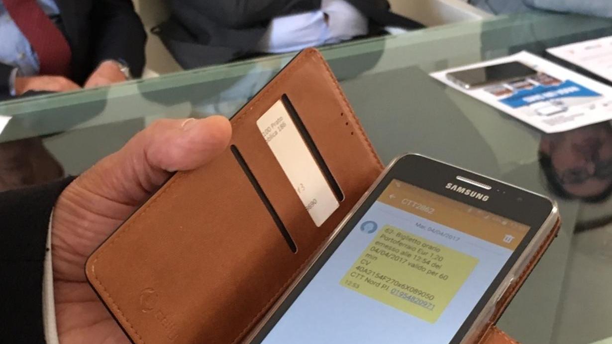 Autobus, ora il biglietto si compra con un sms