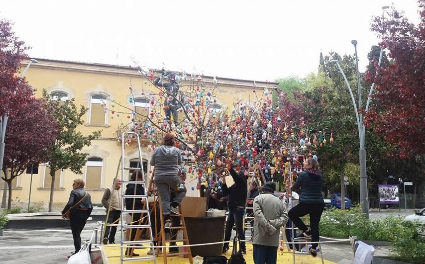 Mille uova colorate per addobbare l’albero di Pasqua 