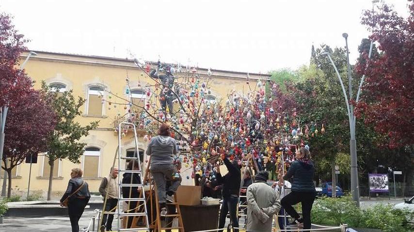 Mille uova colorate per addobbare l’albero di Pasqua