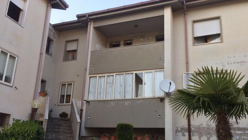 Caccia ai ladri incendiari di via Togliatti