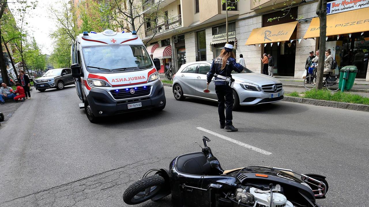Suv contro uno scooter, donna ferita