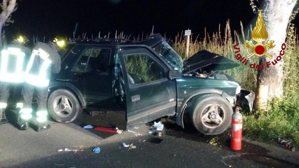Sbanda in città e resta incastrato tra le lamiere - Foto