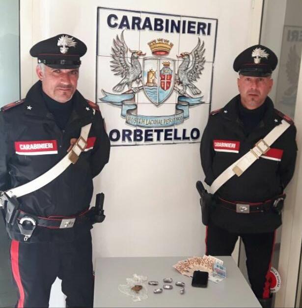 I carabinieri di Orbetello con gli ovuli di hashish sequestrati 